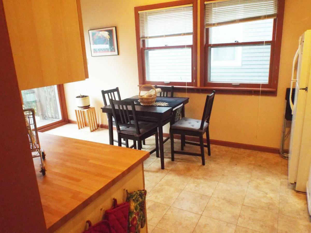 Comfortable 3 Bedroom Craftsman Bungalow In Milwaukee'S Bay View Neighborhood Exteriör bild